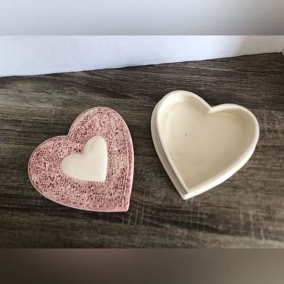 Handmade Heart-Shaped Box with Lace Design - Picture 3 of 12